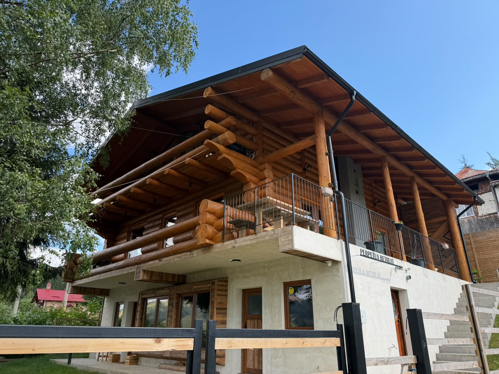 Chaletul Perpetua Retreat, fațada din lemn rotund